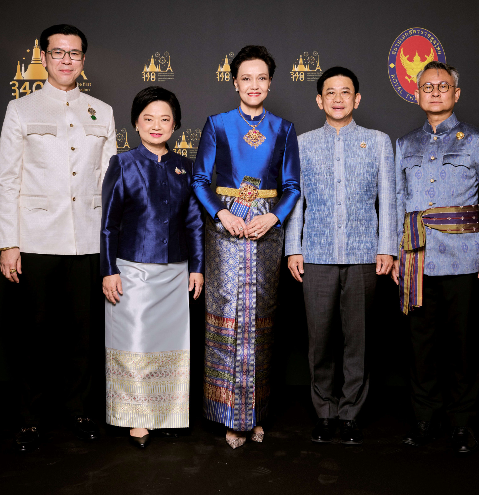 (จากซ้าย) ดร.เสรี นนทสูติ, สุนันทา กังวาลกุลกิจ อธิบดีกรมส่งเสริมการค้าระหว่าประเทศ (DITP) กระทรวงพาณิชย์, ศุภจี สุธรรมพันธุ์, วุฒิไกร ลีวีระพันธุ์ ปลัดกระทรวงพาณิชย์ และผศ.ดร.อนุชา ทีรคานนท์ (ภาพ: สถาบันส่งเสริมศิลปหัตถกรรมไทย (องค์การมหาชน) หรือ SACIT)