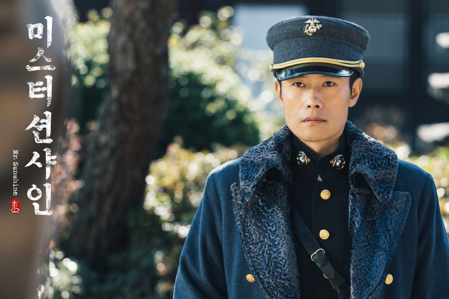 Lee Byung-hun’s US Marine Corps uniform serves to distinguish him at the beginning of the drama (Photo: tvN)