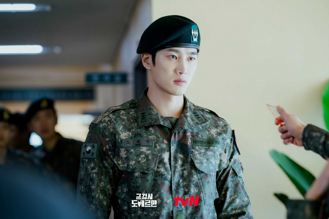 As Do Bae-man in ‘Military Prosecutor Doberman’, Ahn Bo-hyun looks formidable in his camouflage fatigues. (Photo: tvN)