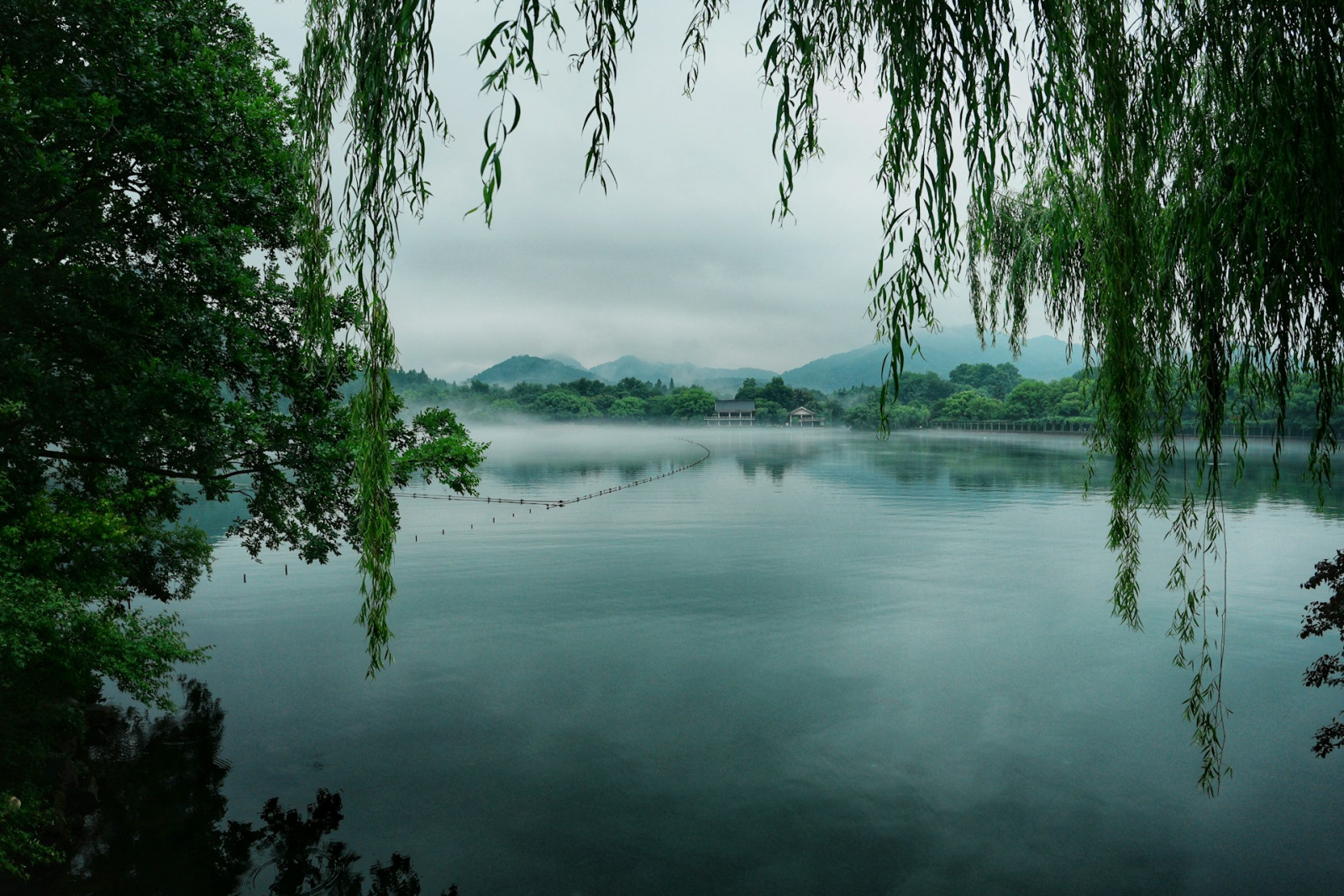 West Lake, Hangzhou, China. (Photo: Vida Huang, Unsplash)