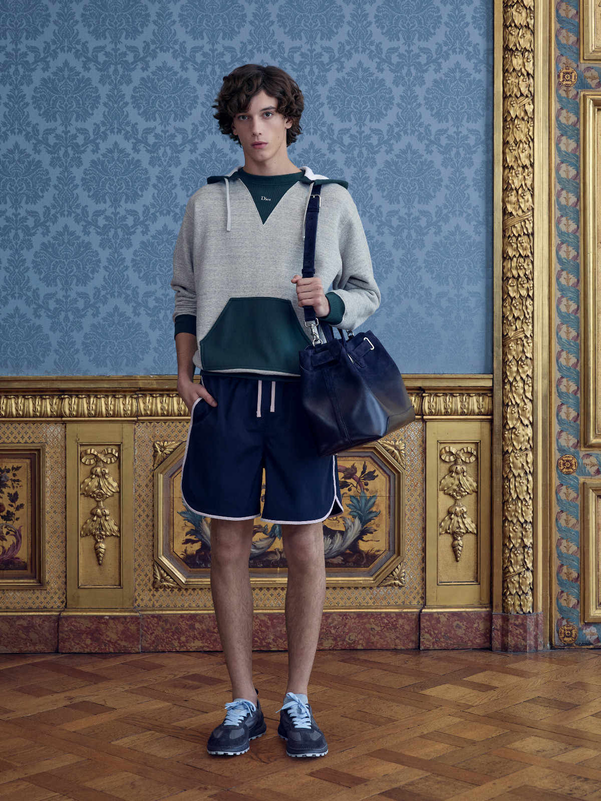Dari pesona Mediterranean Riviera hingga permainan aristokrasi modern, Jonathan Anderson menghadirkan visi Dior yang lebih spontan, imajinatif, dan penuh rasa ingin tahu