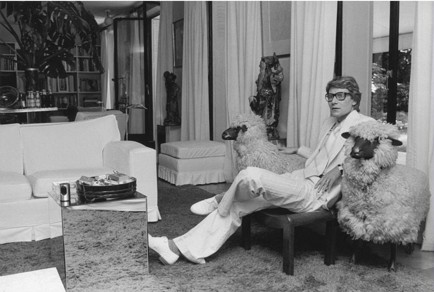 Yves Saint Laurent 與伴侶 Pierre Bergé是François-Xavier Lalanne的大藏家，巴黎居所與花園中都有擺放其經典的羊系列雕塑作品-《Moutons》