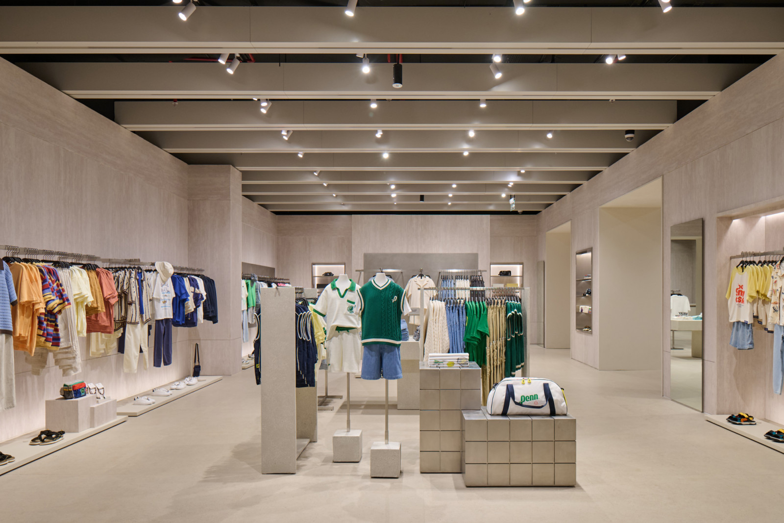 ZARA Plaza Indonesia resmi membuka kembali toko relokasinya di Jakarta dengan konsep global terbaru yang memadukan fashion, desain arsitektur, teknologi digital, dan elemen keberlanjutan dalam satu pengalaman berbelanja yang lebih modern