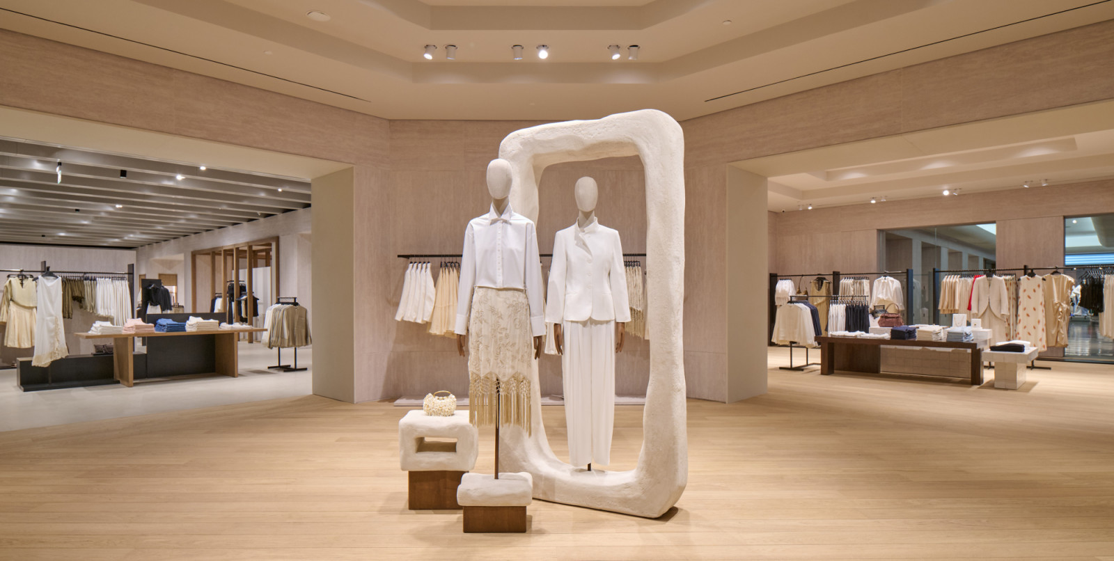 ZARA Plaza Indonesia resmi membuka kembali toko relokasinya di Jakarta dengan konsep global terbaru yang memadukan fashion, desain arsitektur, teknologi digital, dan elemen keberlanjutan dalam satu pengalaman berbelanja yang lebih modern