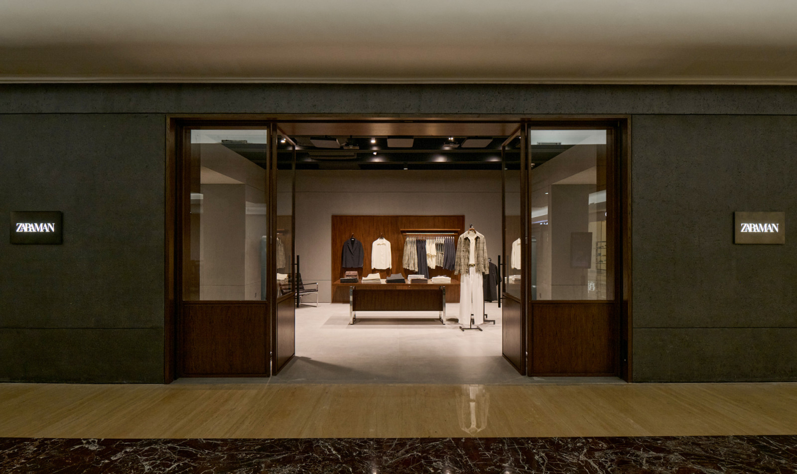 ZARA Plaza Indonesia resmi membuka kembali toko relokasinya di Jakarta dengan konsep global terbaru yang memadukan fashion, desain arsitektur, teknologi digital, dan elemen keberlanjutan dalam satu pengalaman berbelanja yang lebih modern
