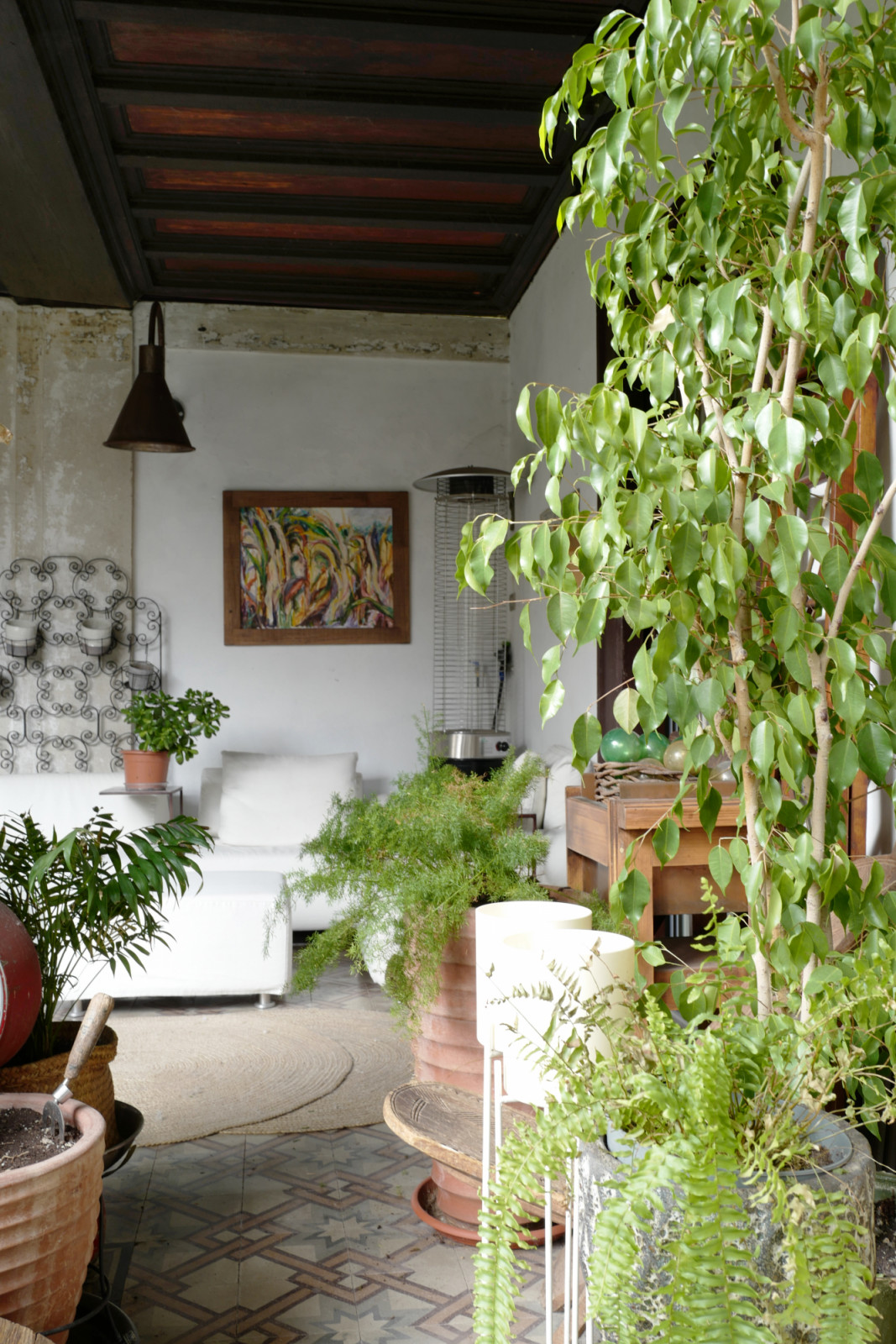 Greenery, antique pieces, and daylight shape an easy, garden-inspired haven