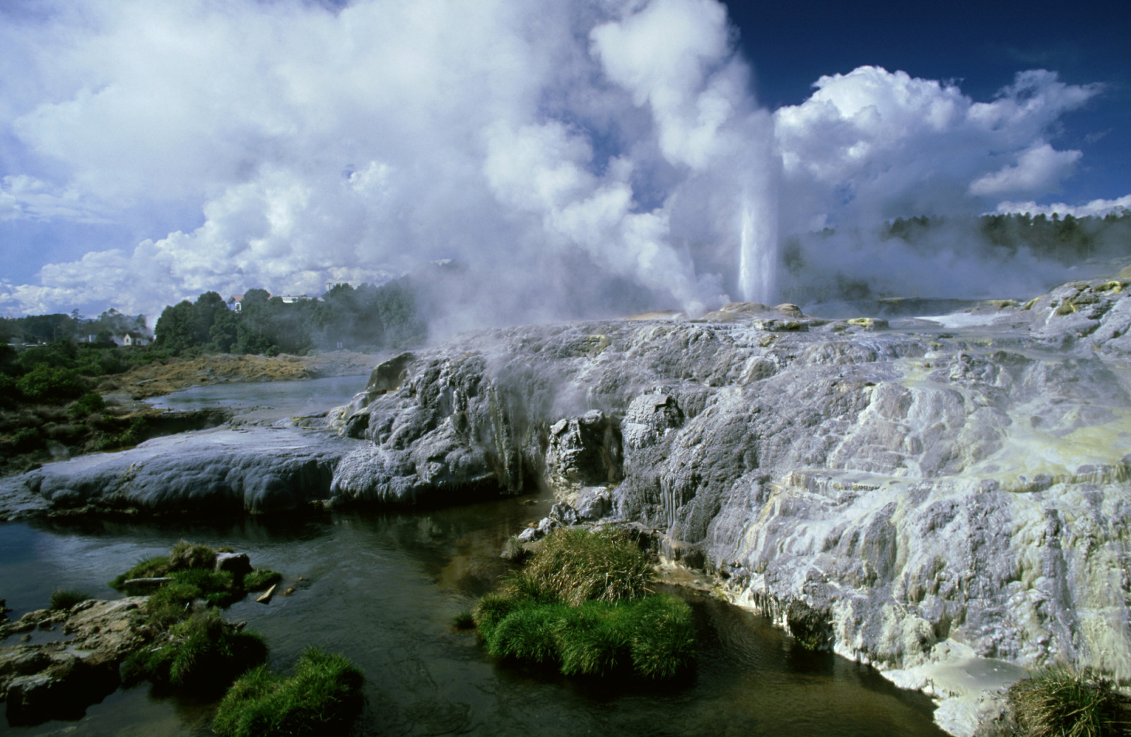 น้ำพุร้อนพูฮูตู (Pohutu Geyser) ในเมืองโรโตรัว โดดเด่นในฐานะน้ำพุร้อนธรรมชาติที่ใหญ่ที่สุดในซีกโลกใต้ โดยมีความสูงของการพุ่งปะทุประมาณ 30 เมตร และเกิดการปะทุอย่างต่อเนื่องประมาณ 1-2 ครั้งต่อชั่วโมง (ภาพ: Robin Bush / Getty Images)