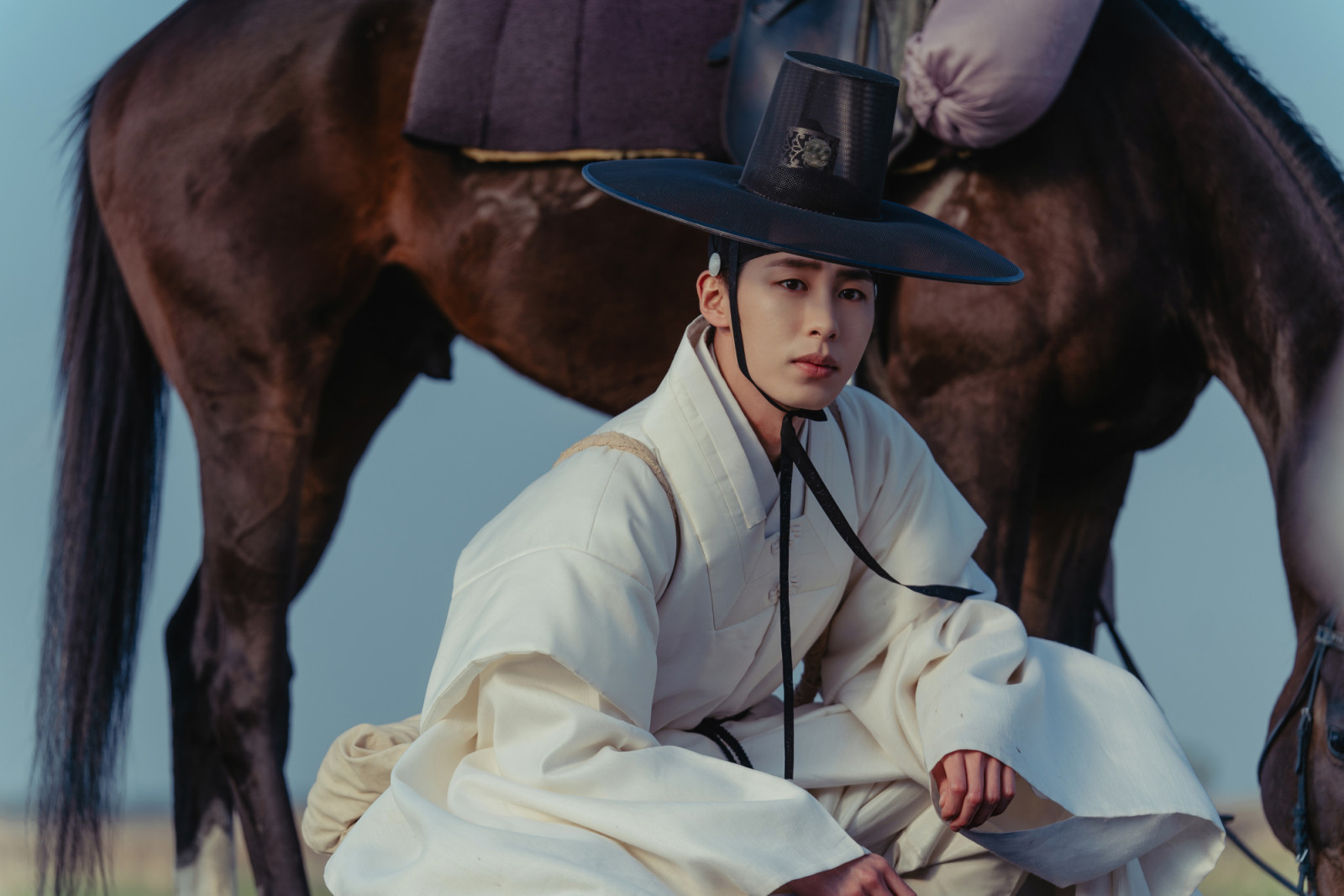 From body-swapping mages to corporate power games and quiet small-town romances, Lee Jae-wook’s screen choices sketch a career that rarely sits still for long (Photo: Eunjung Kim/Netflix © 2025)
