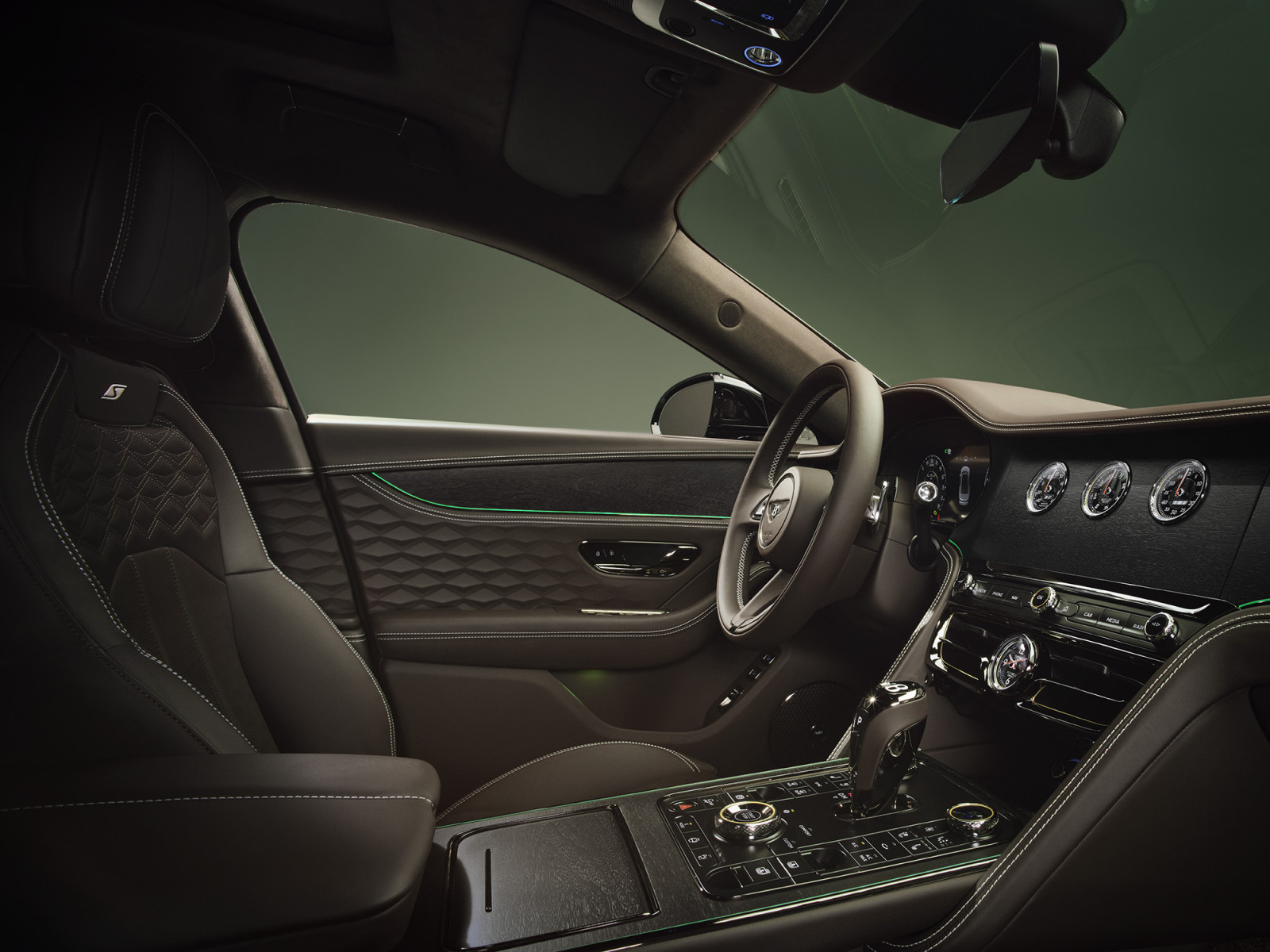 Bentley kembali mengukuhkan posisinya melalui peluncuran generasi terbaru Bentley Flying Spur