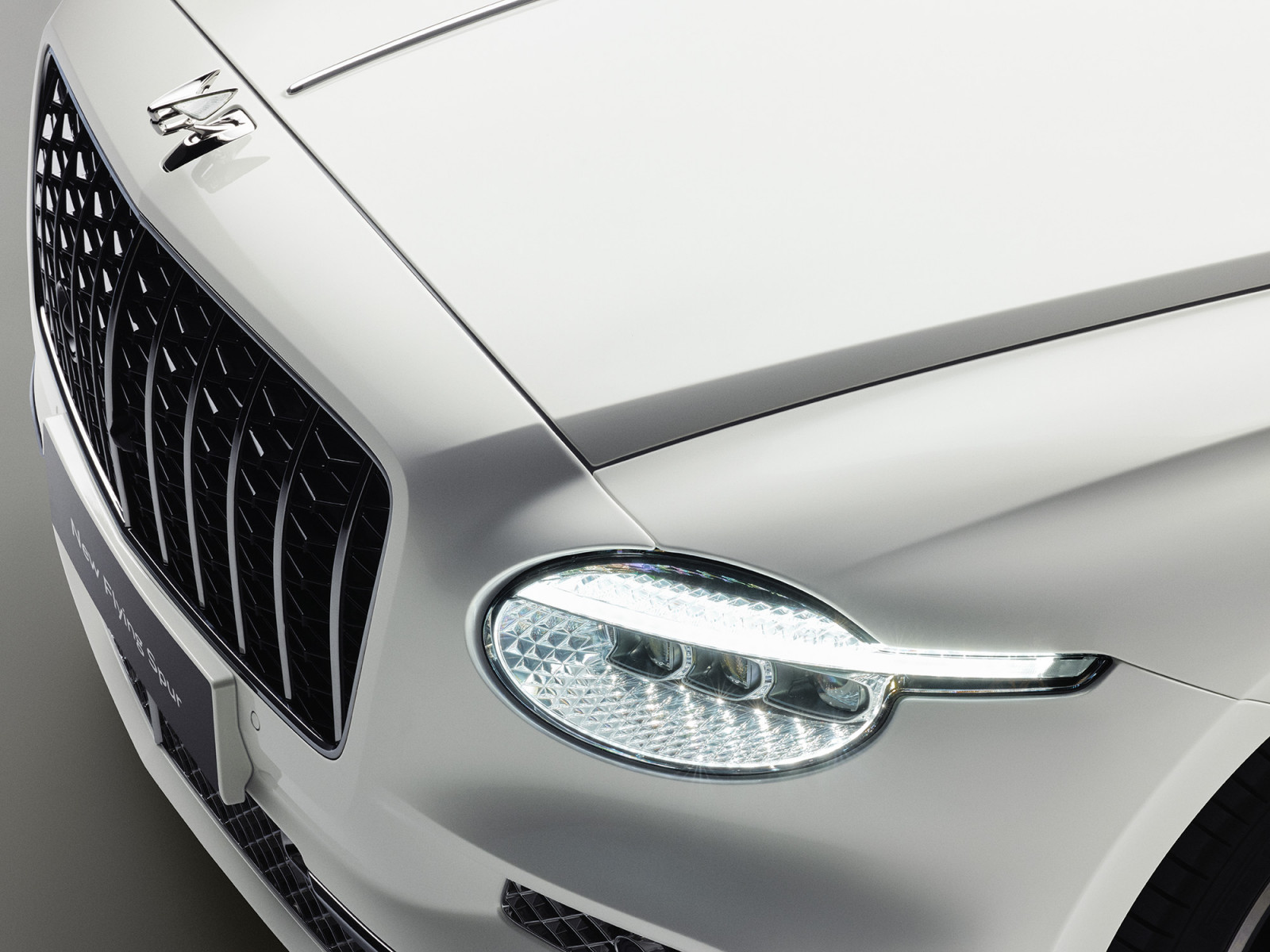 Bentley kembali mengukuhkan posisinya melalui peluncuran generasi terbaru Bentley Flying Spur