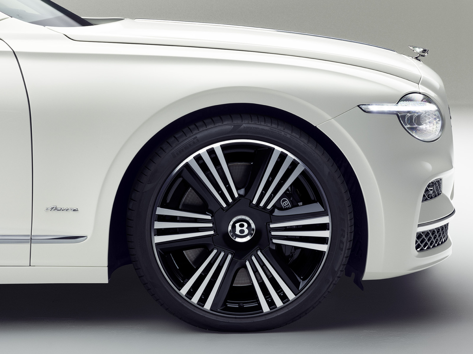 Bentley kembali mengukuhkan posisinya melalui peluncuran generasi terbaru Bentley Flying Spur