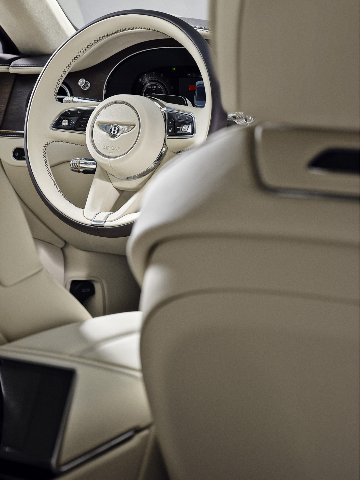 Bentley kembali mengukuhkan posisinya melalui peluncuran generasi terbaru Bentley Flying Spur