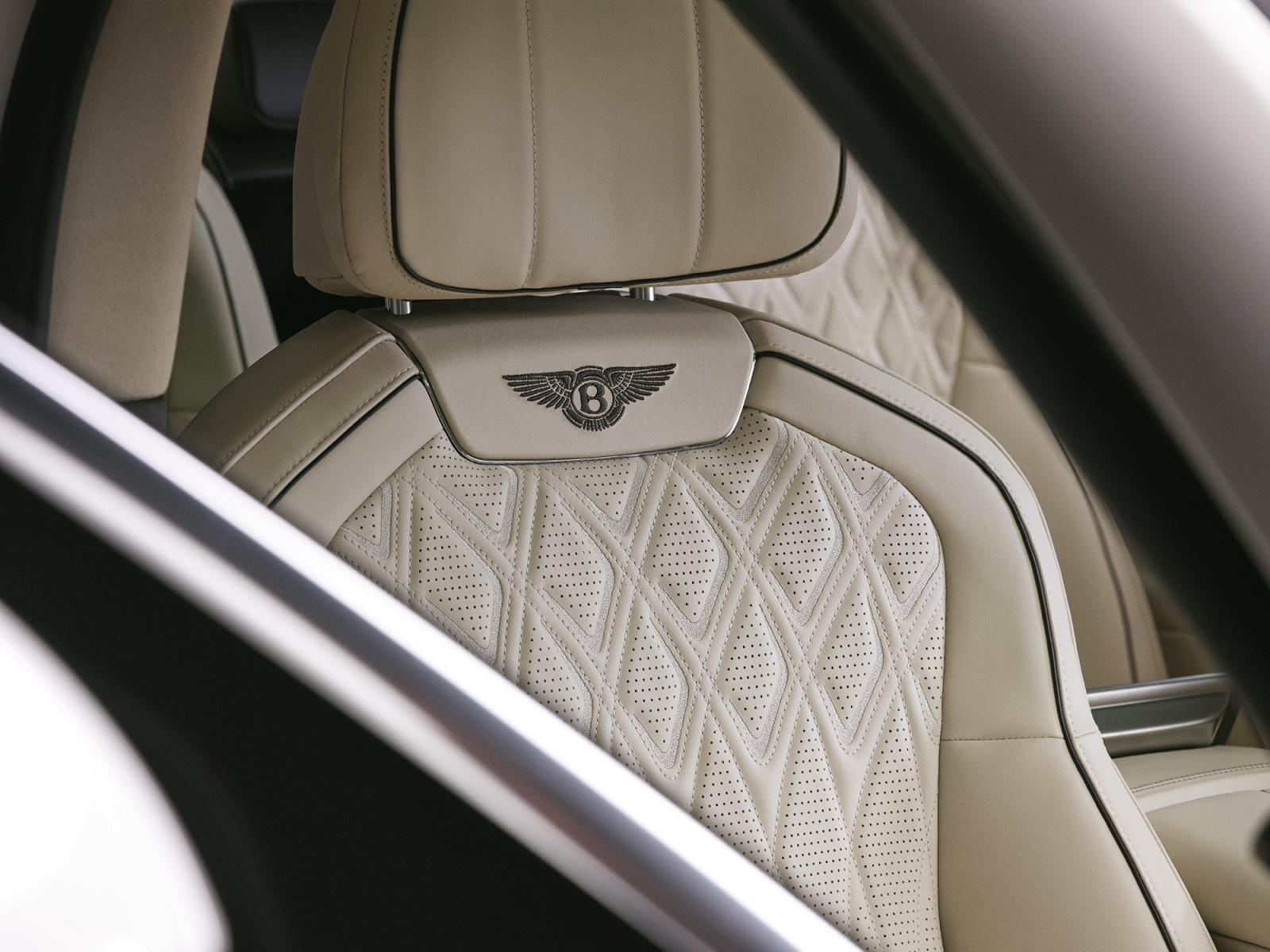 Bentley kembali mengukuhkan posisinya melalui peluncuran generasi terbaru Bentley Flying Spur