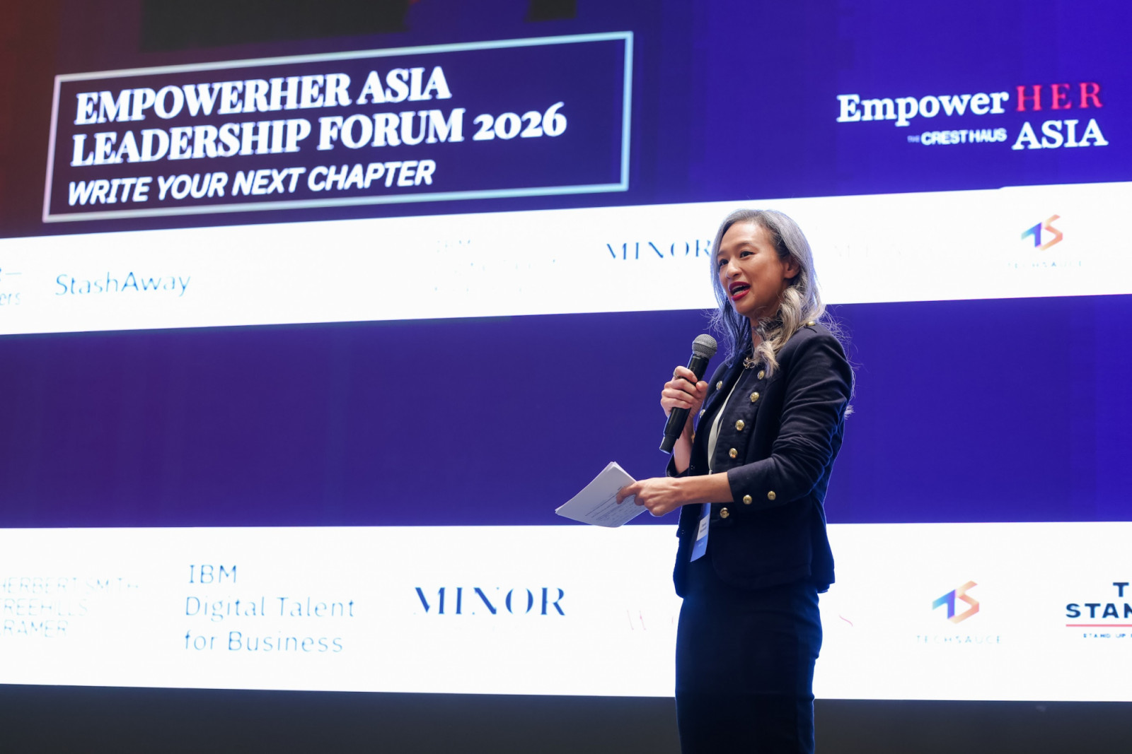 แชนนอนบนเวทีเสวนา “EmpowerHER Asia Leadership Forum 2026” โดย The CrestHaus (ภาพ: Shannon Kalayanamitr)