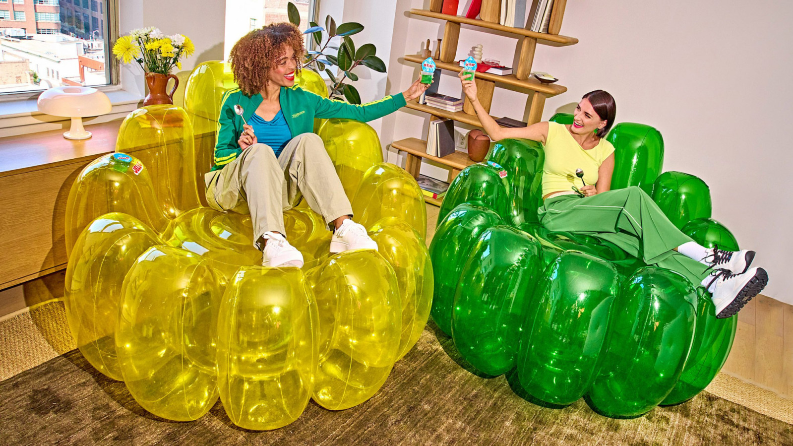Jell-o inflatable armchairs in yellow and green (Photo: Kraft Heinz)