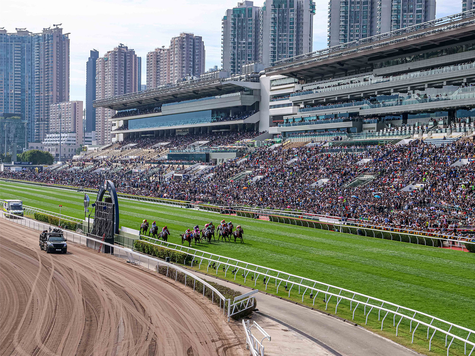 Twilight racing meets live entertainment in Sha Tin. (Photo: Hong Kong Jockey Club)