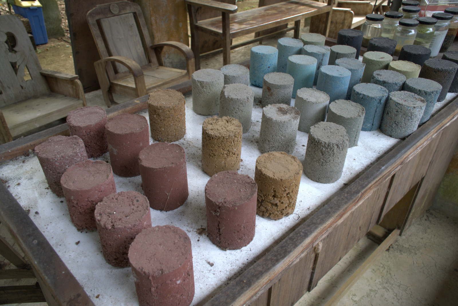 Sample cylinders of rammed earth studying the variations of natural pigments