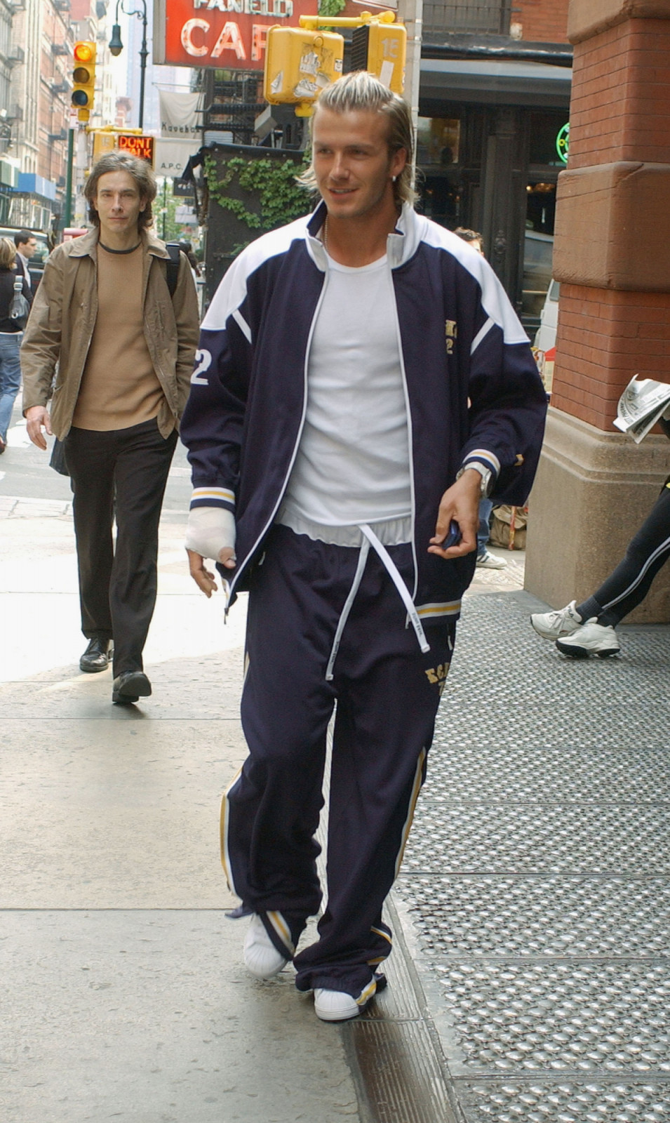 NEW YORK - MAY 27: England football captain David Beckham arrives at his Downtown hotel May 27, 2002 in New York City. (Photo by Mark Mainz/Getty Images)