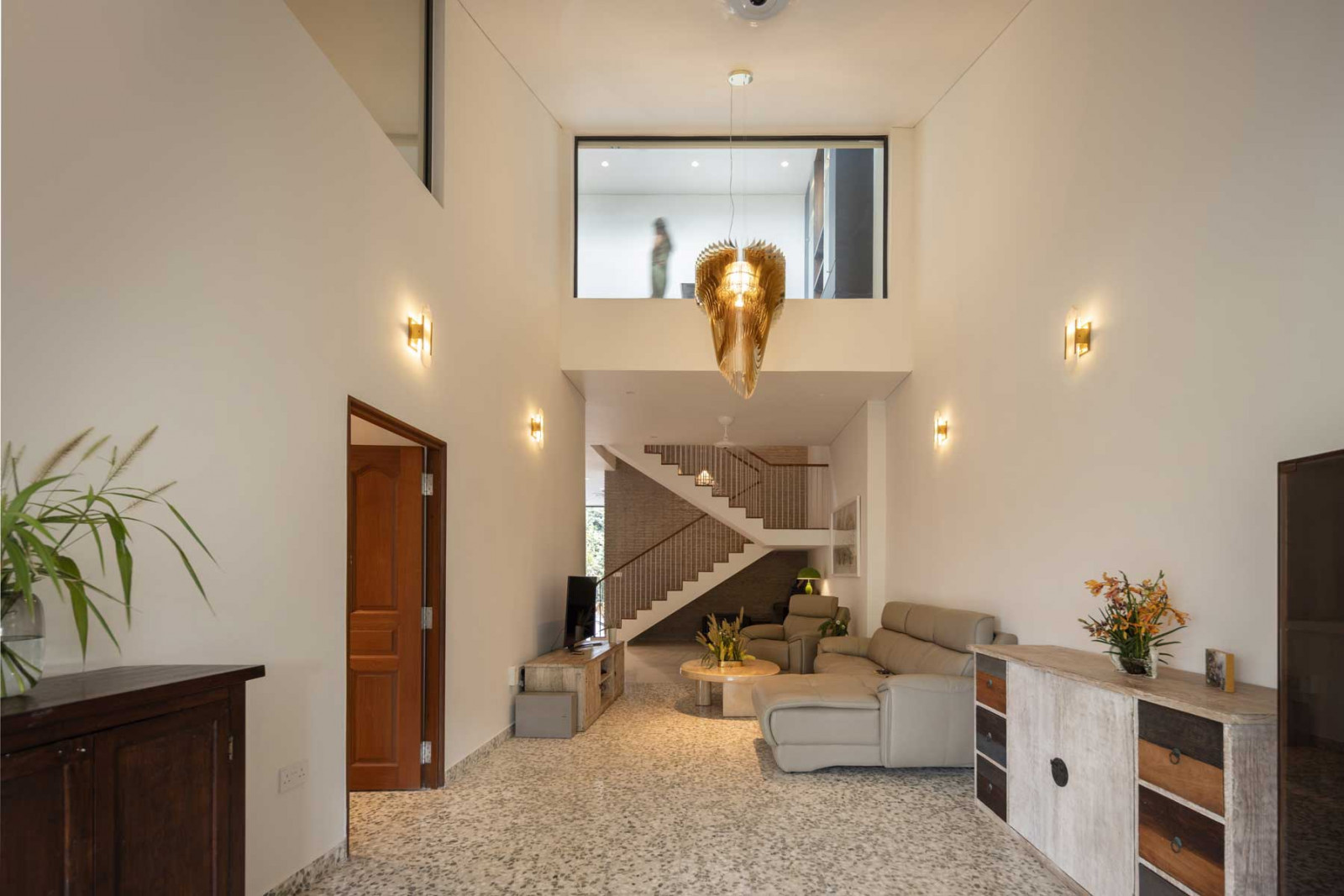 Ambient lighting brings an eminently cosy feel to the spacious living room
