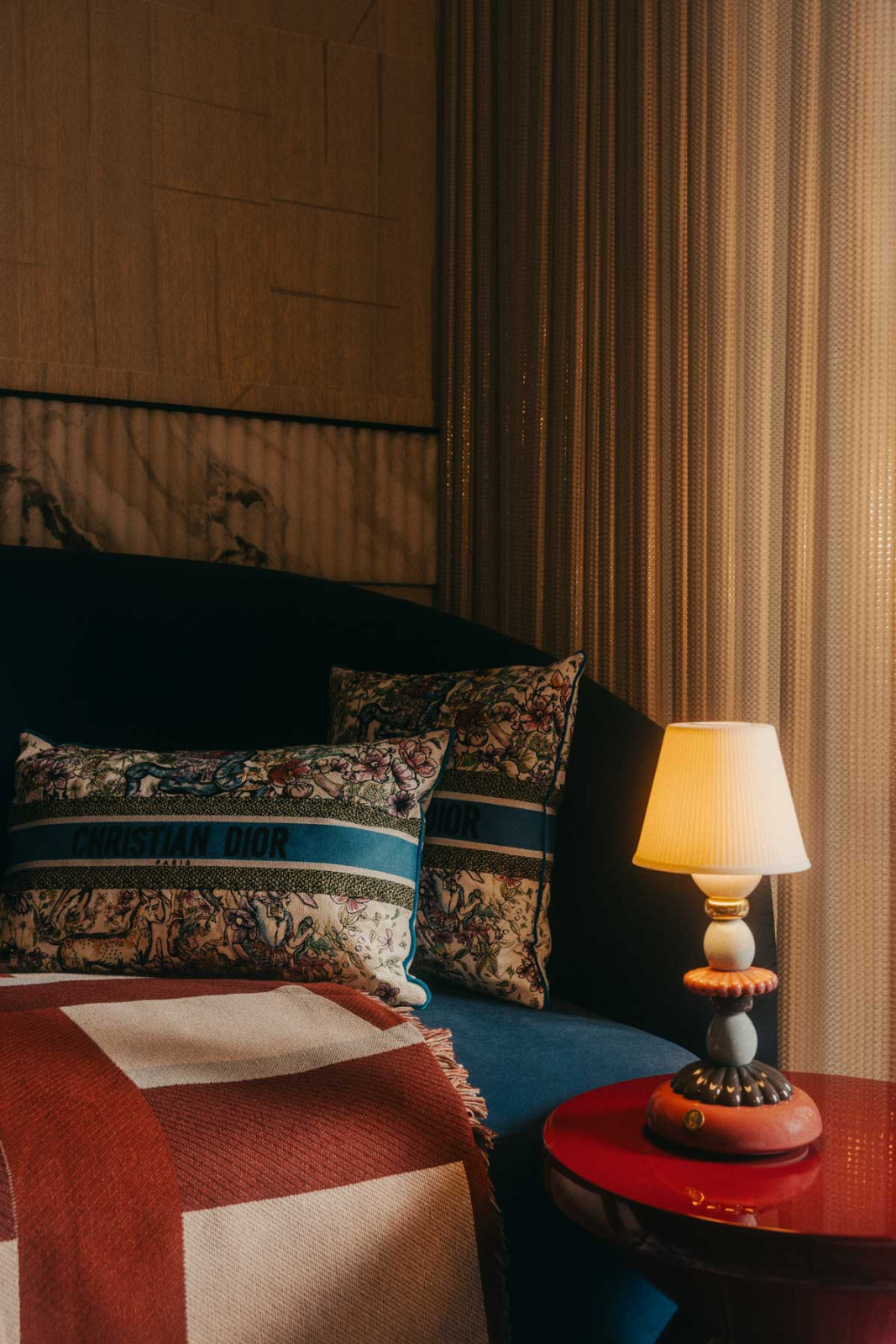 A pretty Firefly porcelain lamp from Lladró adds a vintage appeal to this colourful tableau