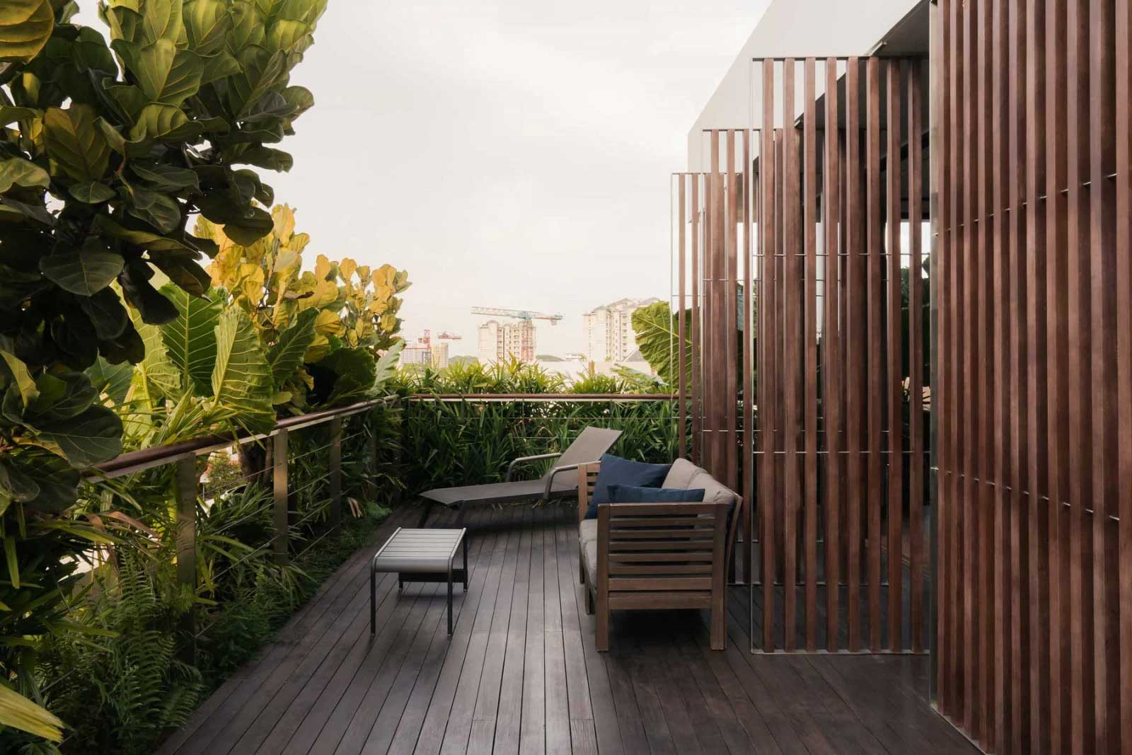 The outdoor terrace utilises termite-resistant balau wood on the pivot screens