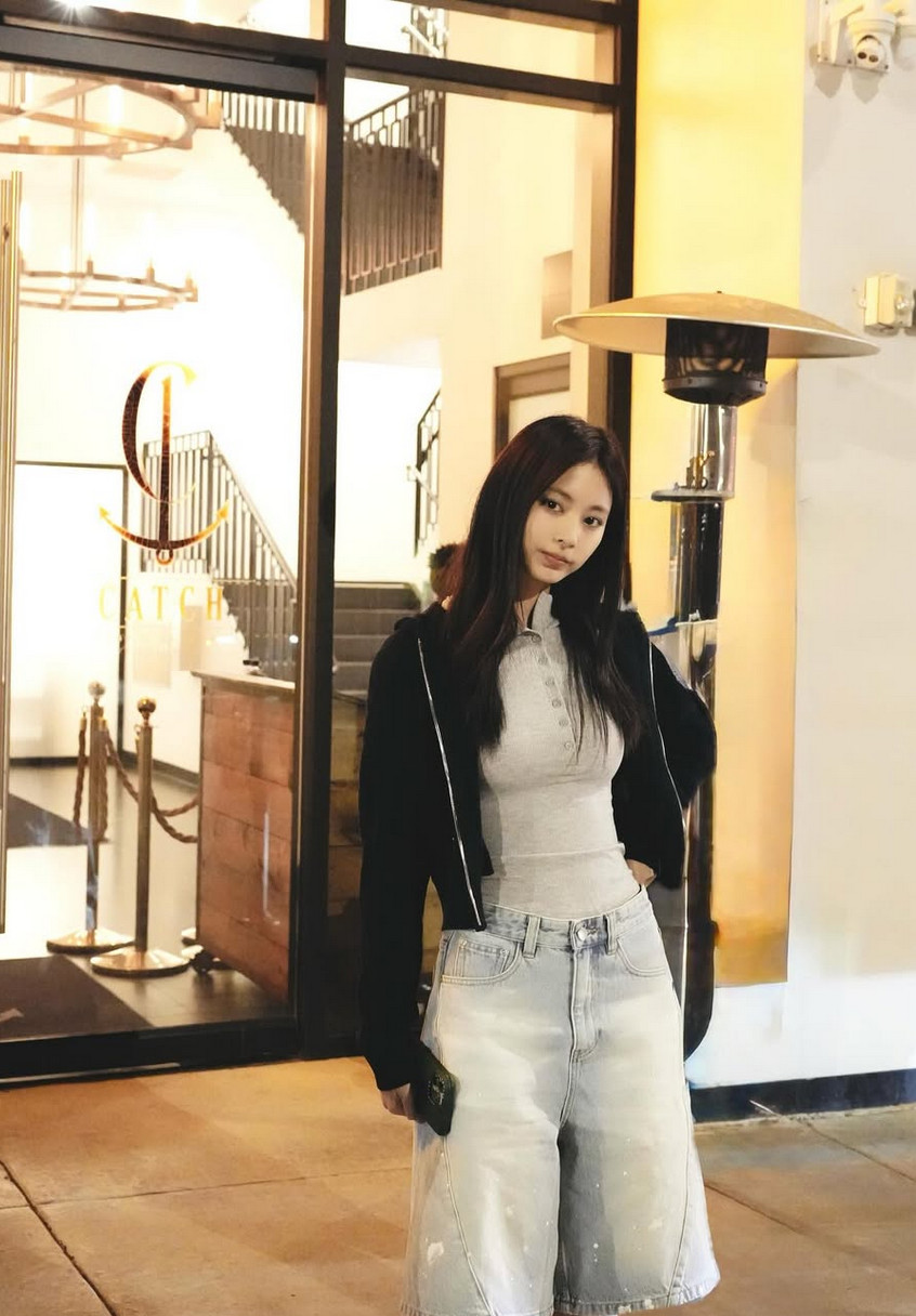 Tzuyu balances oversized denim with a fitted ribbed top (Photo: @thinkinabouttzu/Instagram)