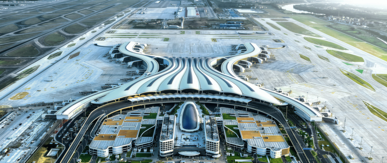 An aerial view of Guangzhou Baiyun International Airport’s Terminal 3, its curved roof radiating outward from a central courtyard towards the boarding piers (Photo: 陈淑玲/Chen Shuling)