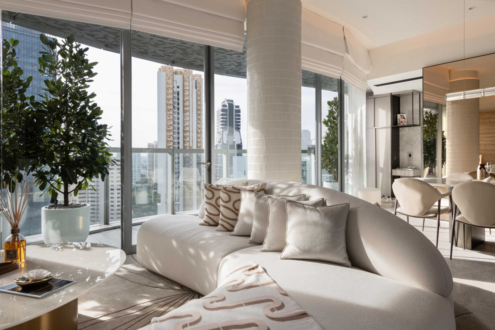 The living room’s bespoke curved sofa allows seating in multiple directions
