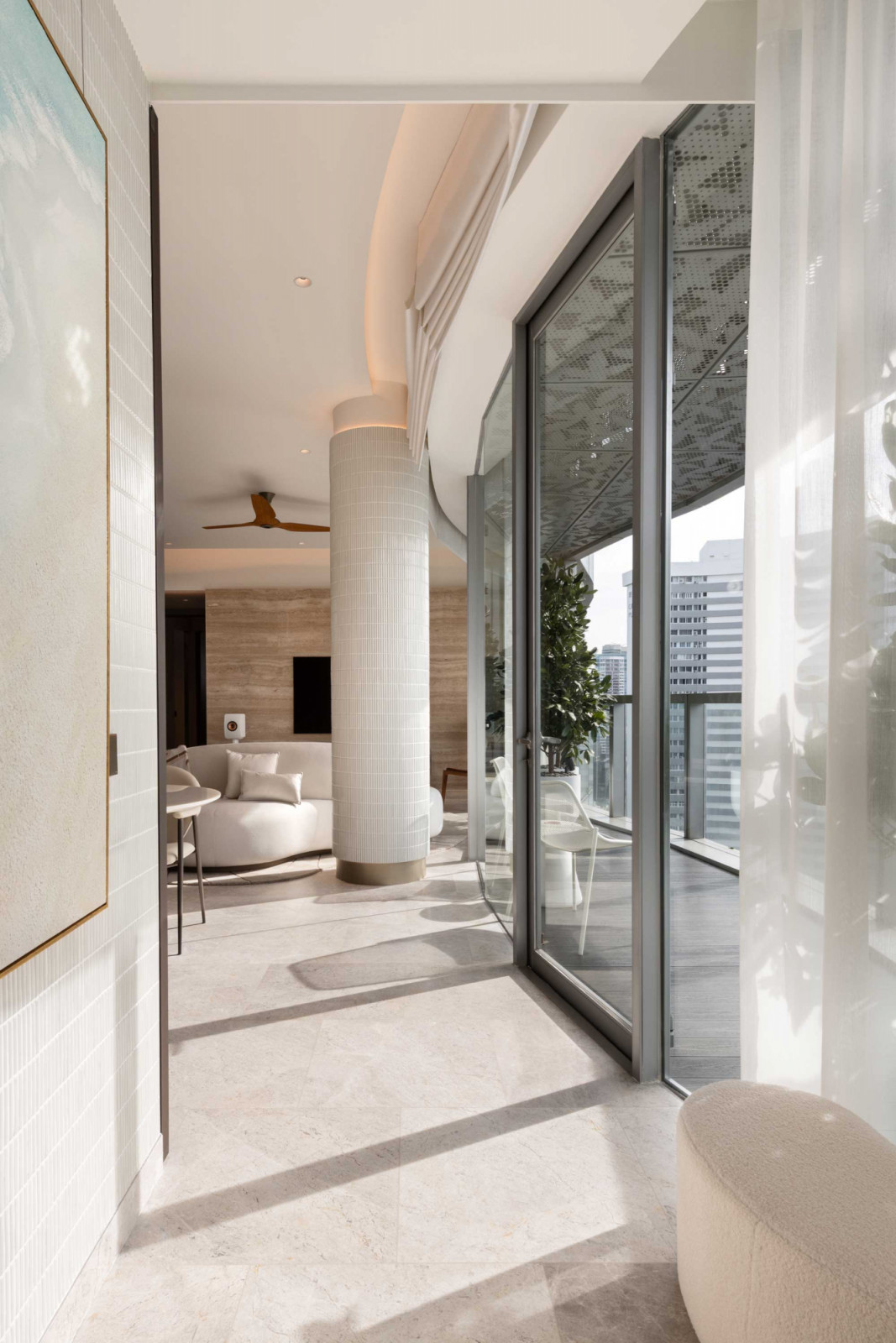 Full-height glazing follows the home’s curvilinear plan, drawing light deep into the interiors