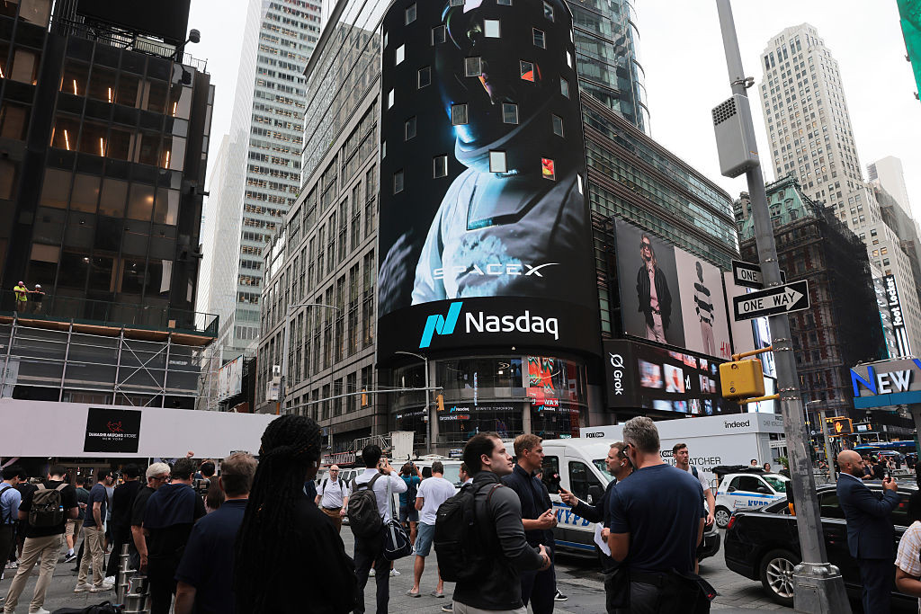 โลโก้บริษัท SpaceX แสดงอยู่ด้านนอกอาคาร Nasdaq Marketsite ในวันเปิดตัวการเสนอขายหุ้นต่อสาธารณะครั้งแรก (IPO) ของบริษัท เมื่อวันที่ 12 มิถุนายน 2026 ในนครนิวยอร์ก หลังจากการเสนอขายหุ้น IPO ครั้งนี้ ถือเป็นการเสนอขายหุ้น IPO ครั้งใหญ่ที่สุดในประวัติศาสตร์ (ภาพ: Spencer Platt/Getty Images)