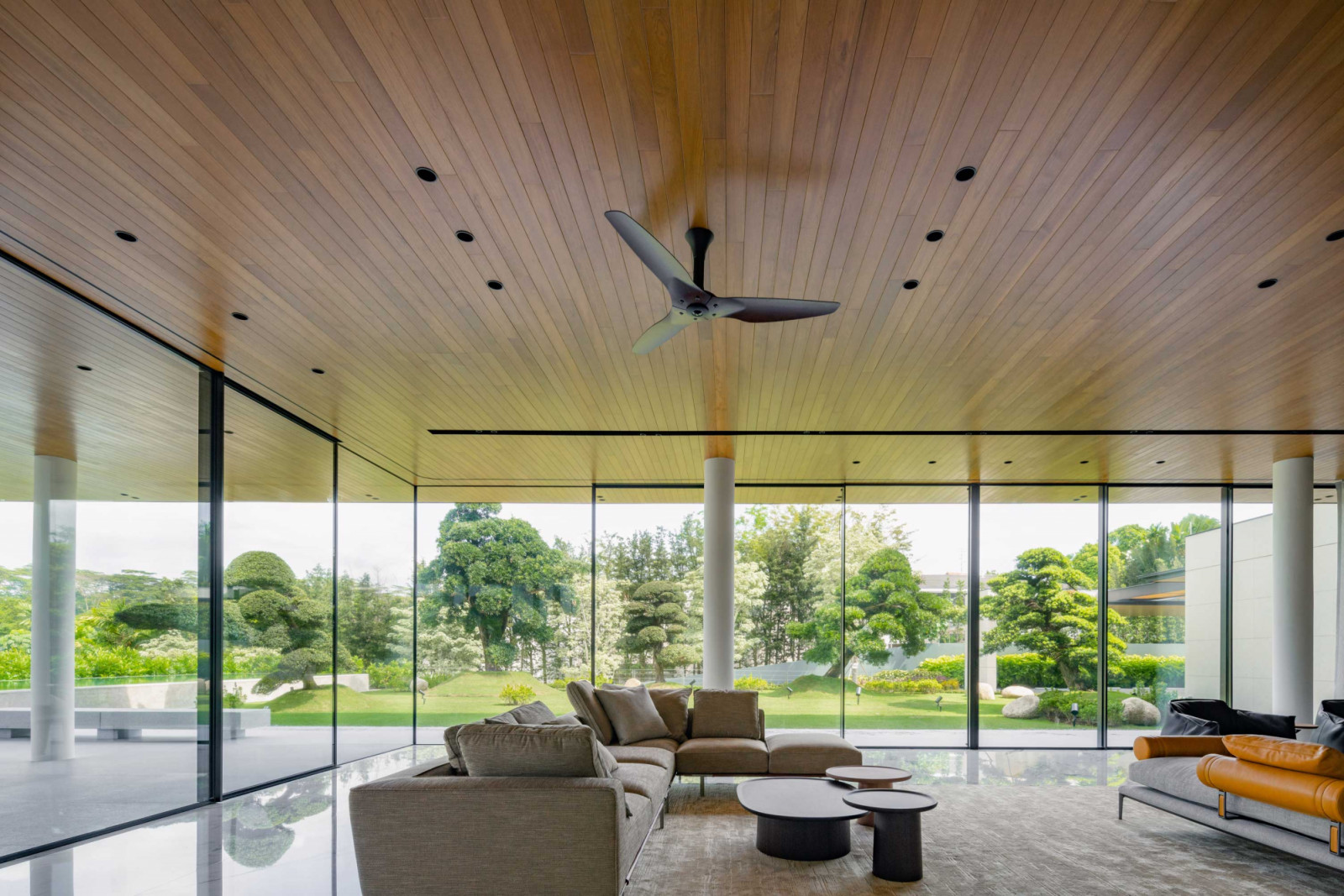 This Japanese-style GCB in Queen Astrid Park showcases the Classic Slimline system’s near-uninterrupted glass expanses