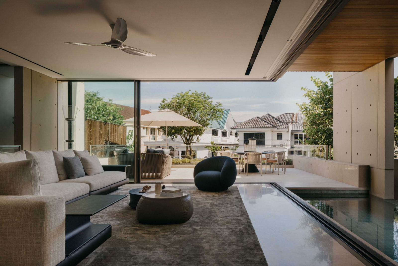 Free from structural visual barriers, Classic’s system creates a seamless transition between architecture and landscape