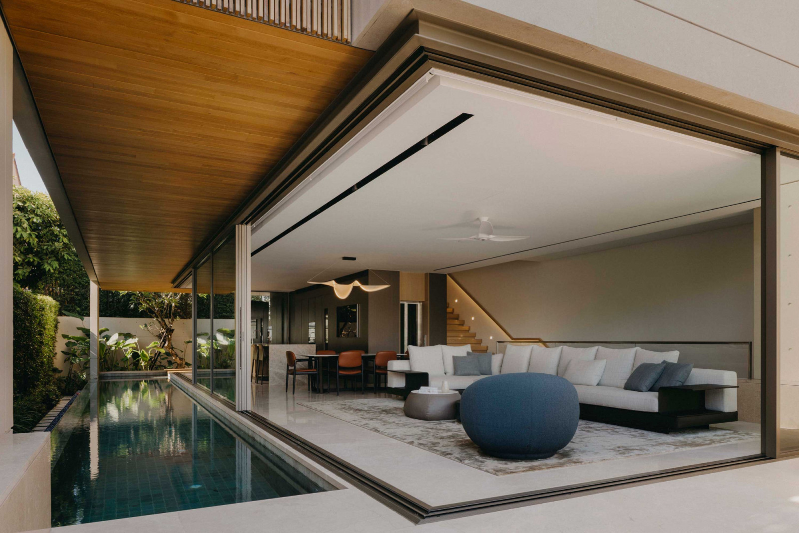 Engineered for ultimate transparency, Classic’s corner system allows expansive glass panels to disappear from view, revealing a completely unobstructed enclave