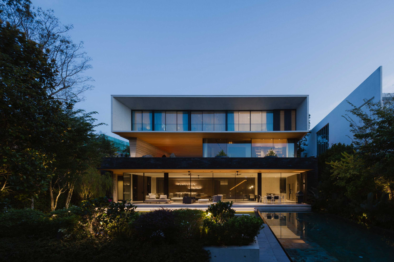 The Classic Minimalist system’s minimal sightlines and floor-to-ceiling glazing allow the home’s warm glow to extend into the garden
at dusk, blurring the boundary between architecture and nature