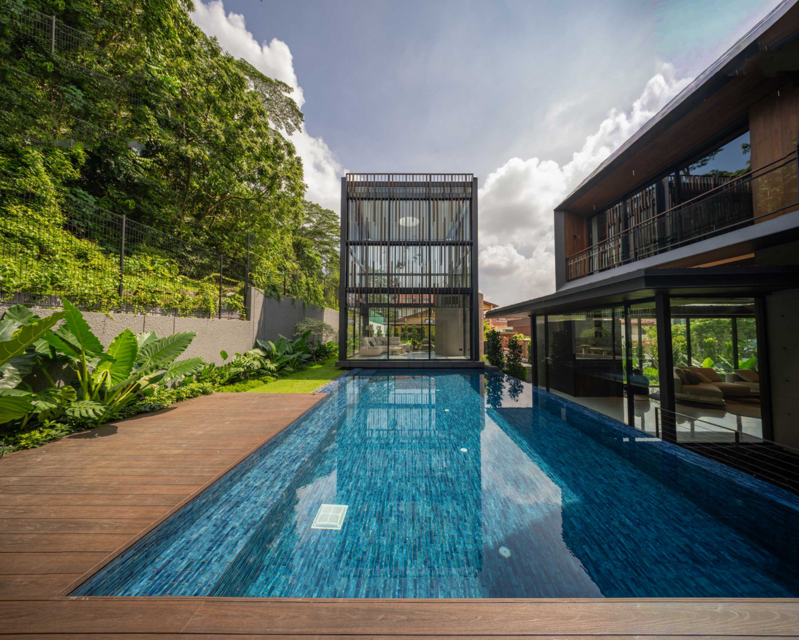 Designed by RT+Q Architects, this stunning home harnesses the Classic Series system to create a glass pavilion with glazed surfaces that capture changing light throughout the day