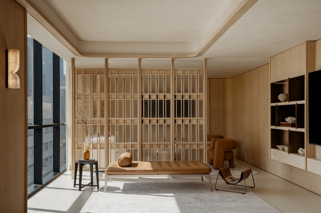 The Wolo Experience Lounge, curated by Ambient Living, features Flexform’s Magi chaise and Mate magazine holder against a lattice screen