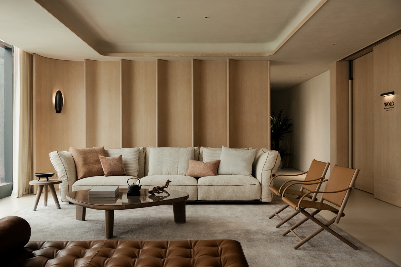 Antonio Citterio’s elegant designs for Flexform inhabit the Wolo Experience Lounge with ease, from the Camelot sofa to the pair of Lauren armchairs, and the Arnold coffee table, Adler side table and Magi chaise in the foreground