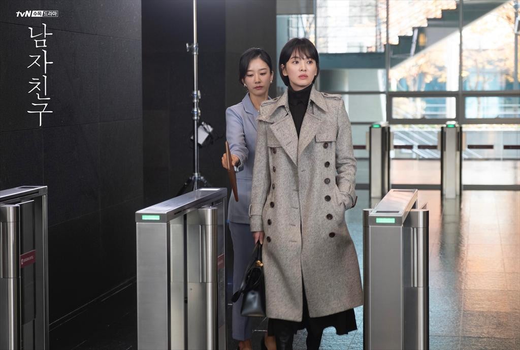 Devoted K-drama secretary Jang Mi-jin has dedicated her life to supporting, protecting and advising CEO Cha Soo-hyun  (Photo: tVN