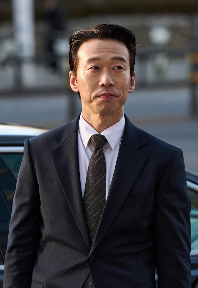 Secretary Son Jae-han may complain about Cha Se-gye a lot, but he always has his boss’s best interest at heart (Photo: SBS)