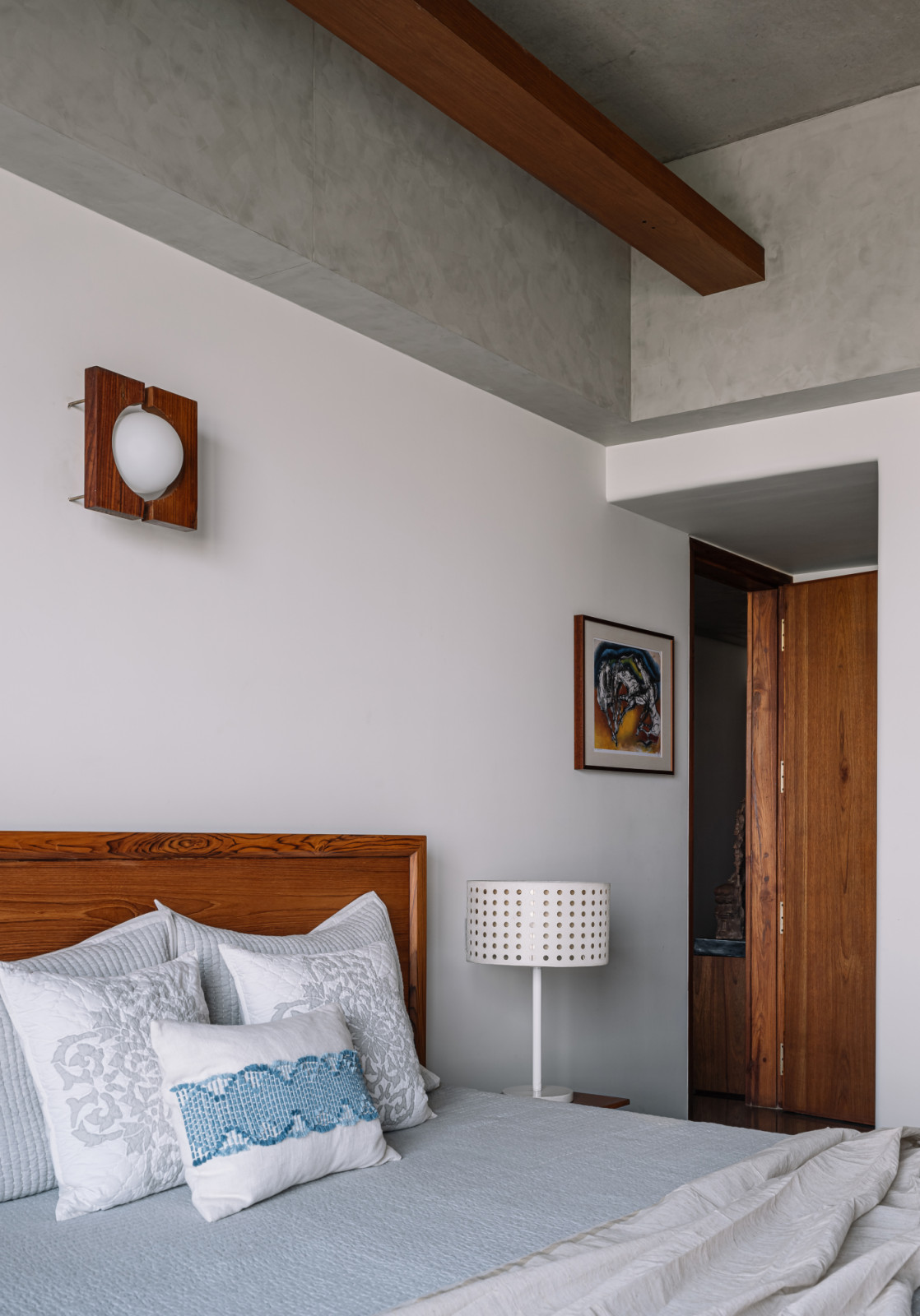 The secondary bedroom in a Corbusian-inspired family apartment in Ahmedabad, India, designed by Studio Saransh