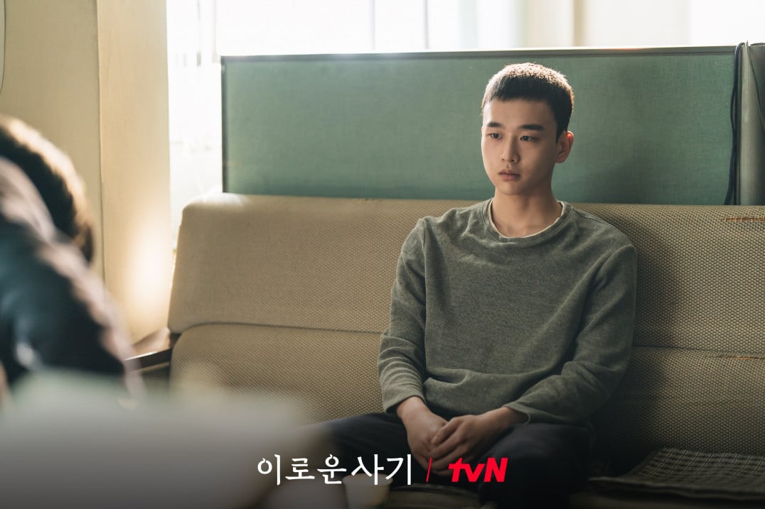 In ‘Delightfully Deceitful’, Kim Yoon-woo plays the young Han Moo-young (Photo: tVN)