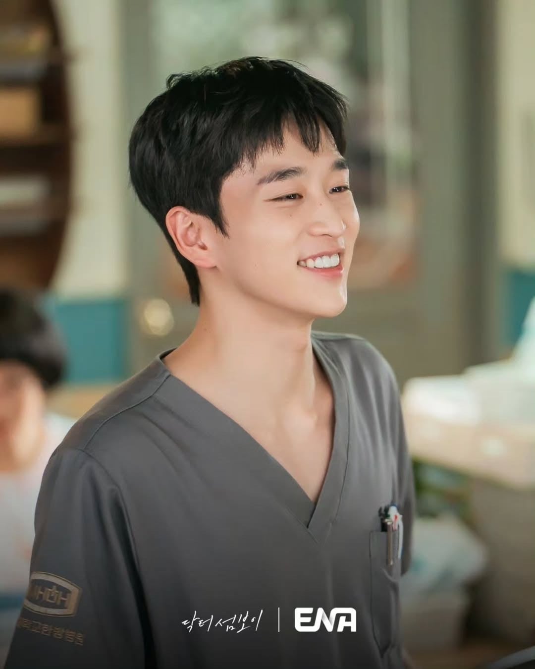 Kim Yoon-woo can currently be seen in the K-drama ‘Doctor on the Edge’, now streaming on Dinsey + (Photo: Instagram/ena_drama)