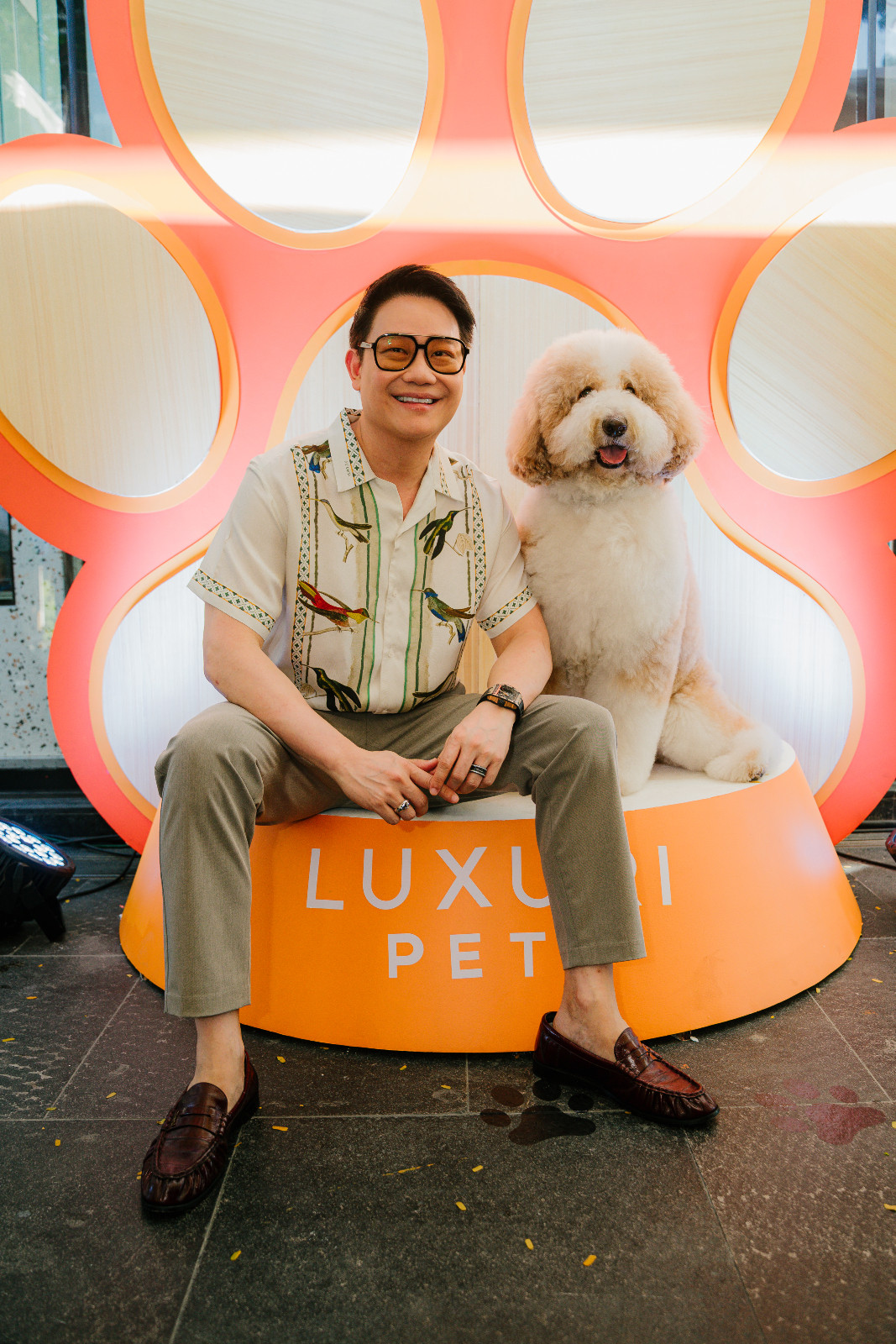Dr Z Teo posing with superstar giant poodle Oslo (Photo: courtesy of Luxuri Pets)