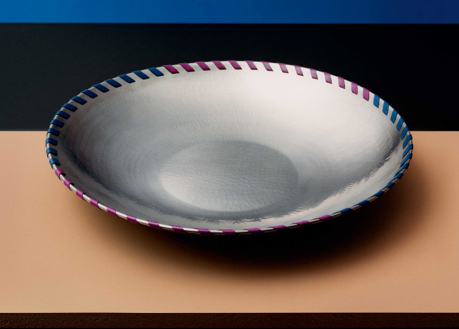 Centrepiece Palladion d’Hermès in hammered palladium-finish metal with goatskin lacing