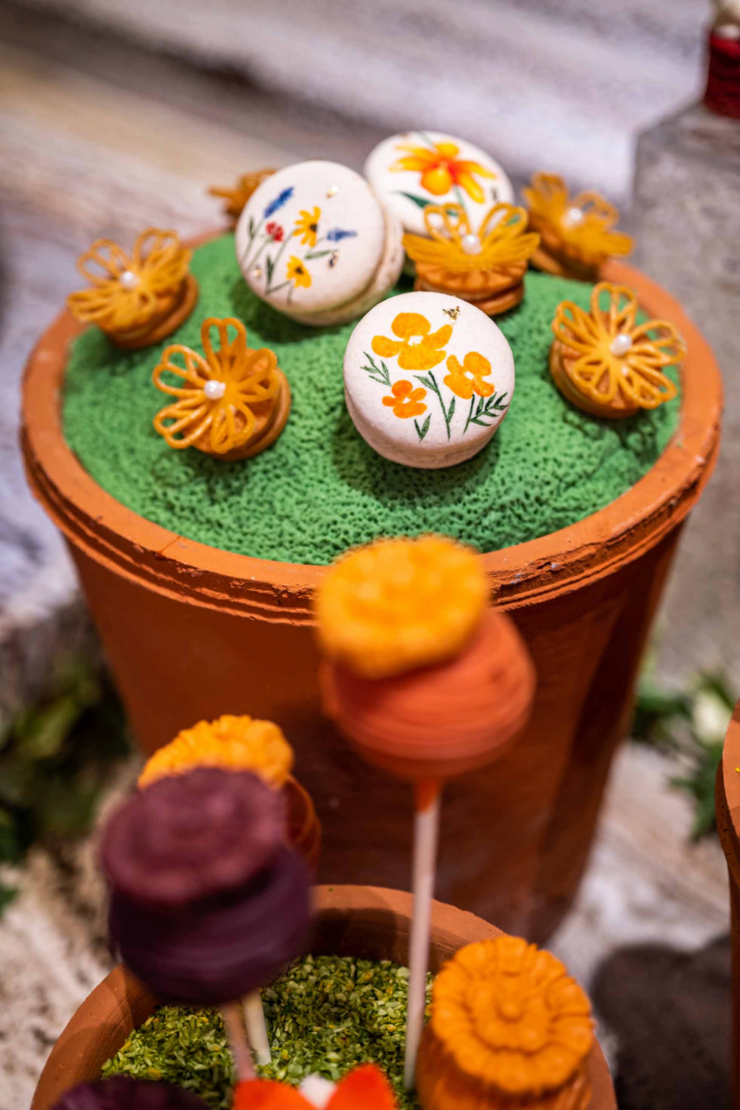 Garden themed dessert spread by Cakeinspiration