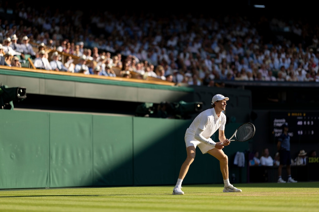 Rolex Testimonee Jannik Sinner โชว์ ฟอร์มเหนียวแน่นด้วยการรับเสิร์ฟคืน ก่อน คว้าแชมป์Wimbledon สมัยแรกในปี 2025 (©Rolex/Jon Buckle)