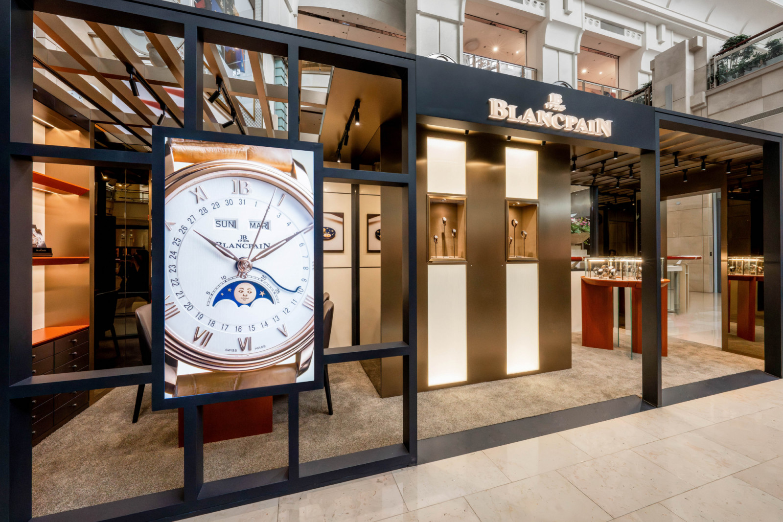 Blancpain台北101限時專賣店。空間大量採用溫潤木質與深淺暖色調茶鏡、波浪式玻璃及鍍鈦金屬點點綴,搭配磨砂金屬與暖色調陳設。(Photo: Blancpain)