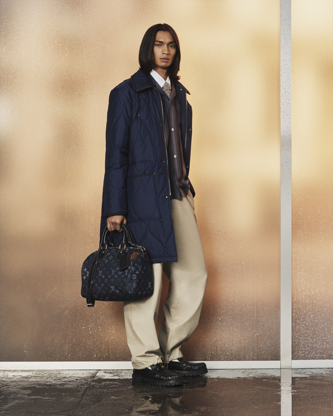 Dari jas yang siap menghadapi badai hingga tas Monogram yang tampak ditempa hujan, koleksi terbaru Louis Vuitton membuktikan bahwa perubahan cuaca bukan lagi hambatan, melainkan inspirasi