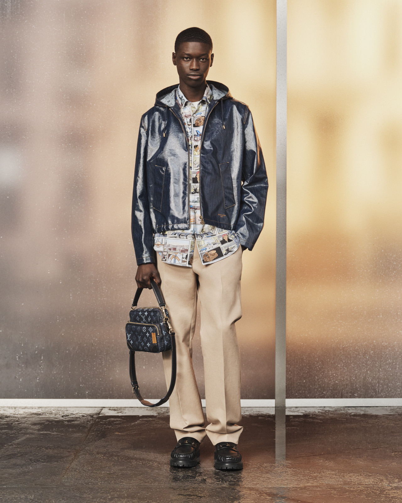 Dari jas yang siap menghadapi badai hingga tas Monogram yang tampak ditempa hujan, koleksi terbaru Louis Vuitton membuktikan bahwa perubahan cuaca bukan lagi hambatan, melainkan inspirasi