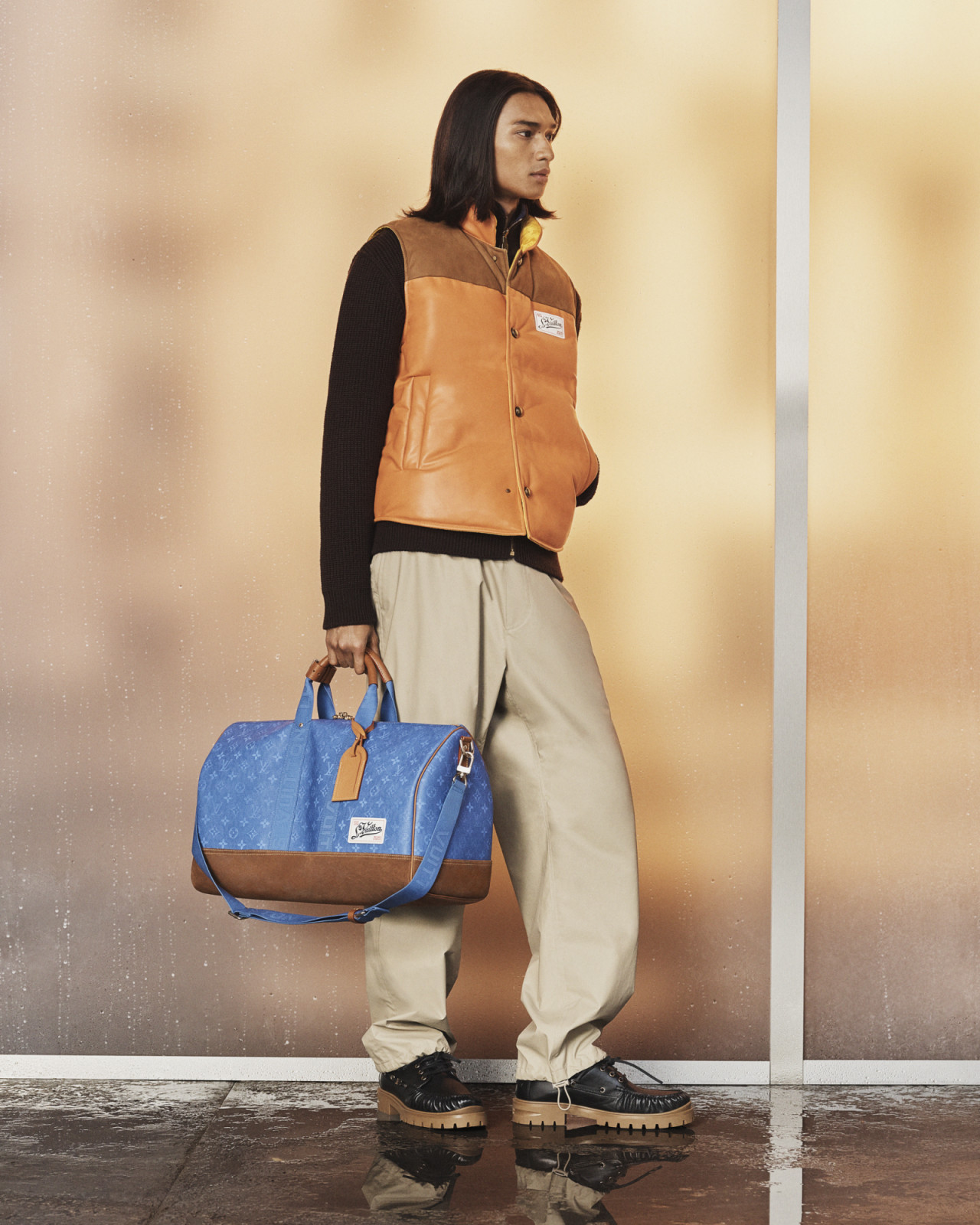 Dari jas yang siap menghadapi badai hingga tas Monogram yang tampak ditempa hujan, koleksi terbaru Louis Vuitton membuktikan bahwa perubahan cuaca bukan lagi hambatan, melainkan inspirasi